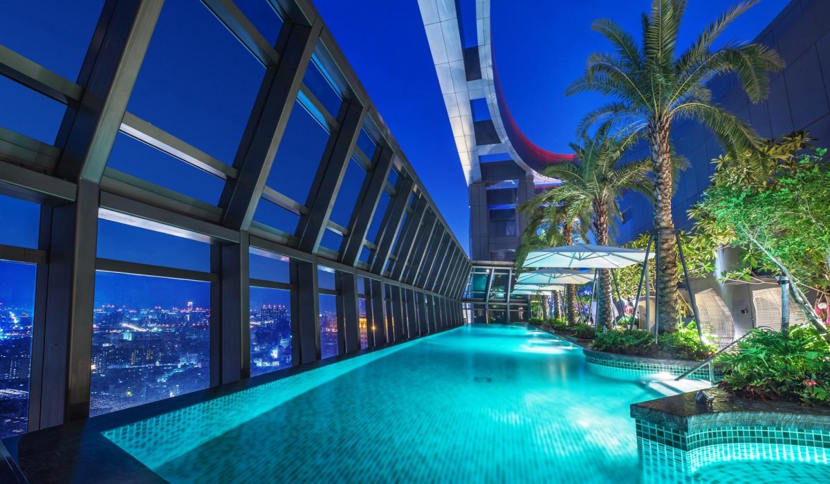 Soar in Azure Skies, Overlook the Pulse of the City