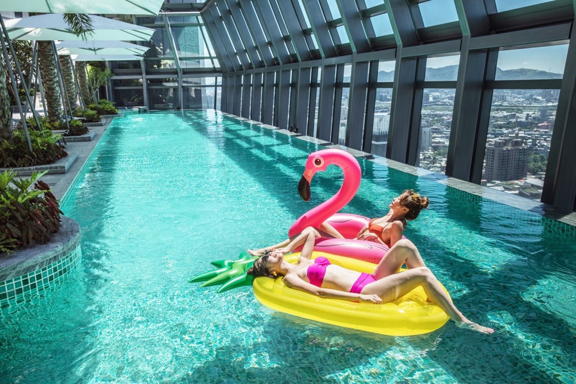 凱撒飯店連鎖發稿照：板橋凱撒32樓泳池